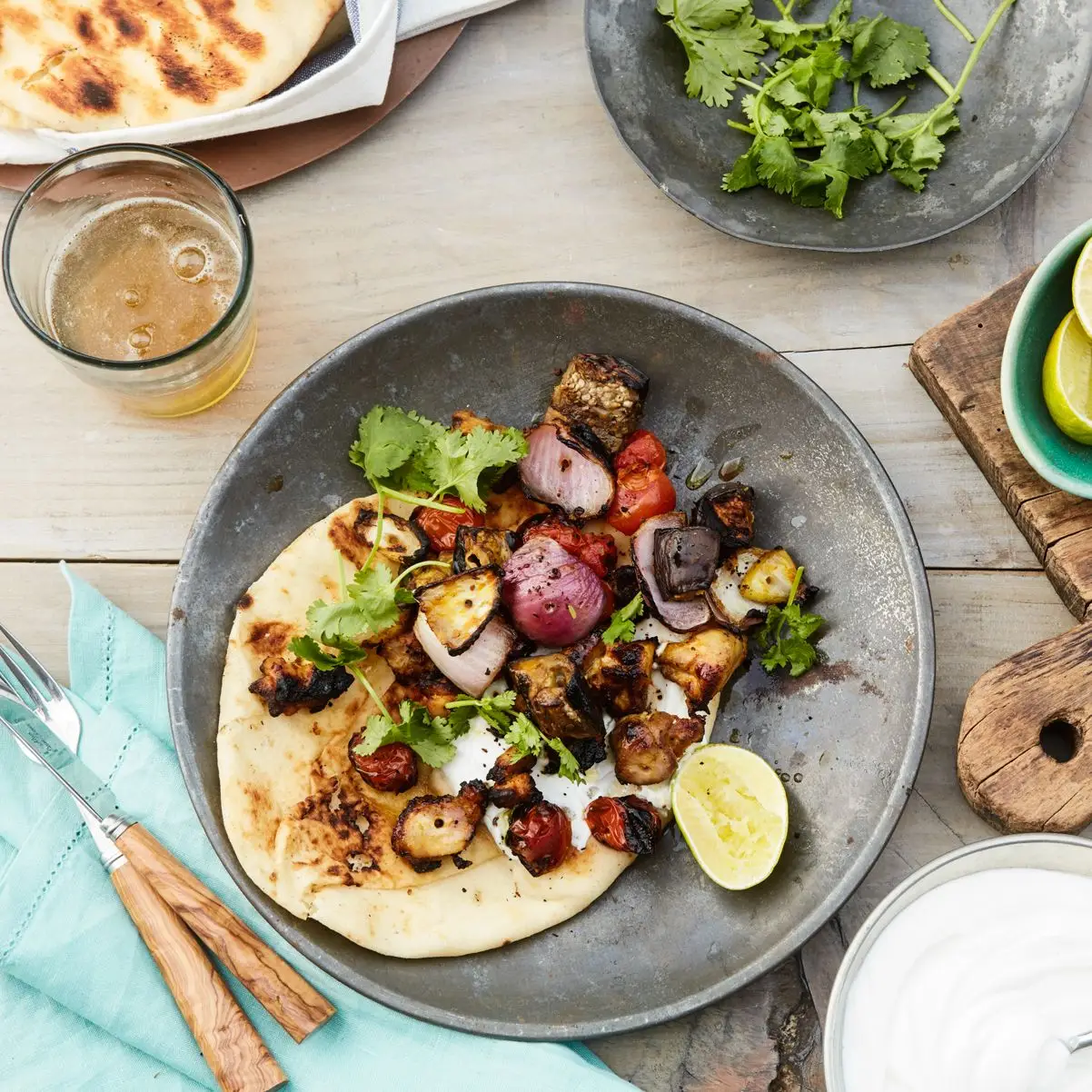 Hühnchen, Aubergines und Aubergines und Tomatenspieße