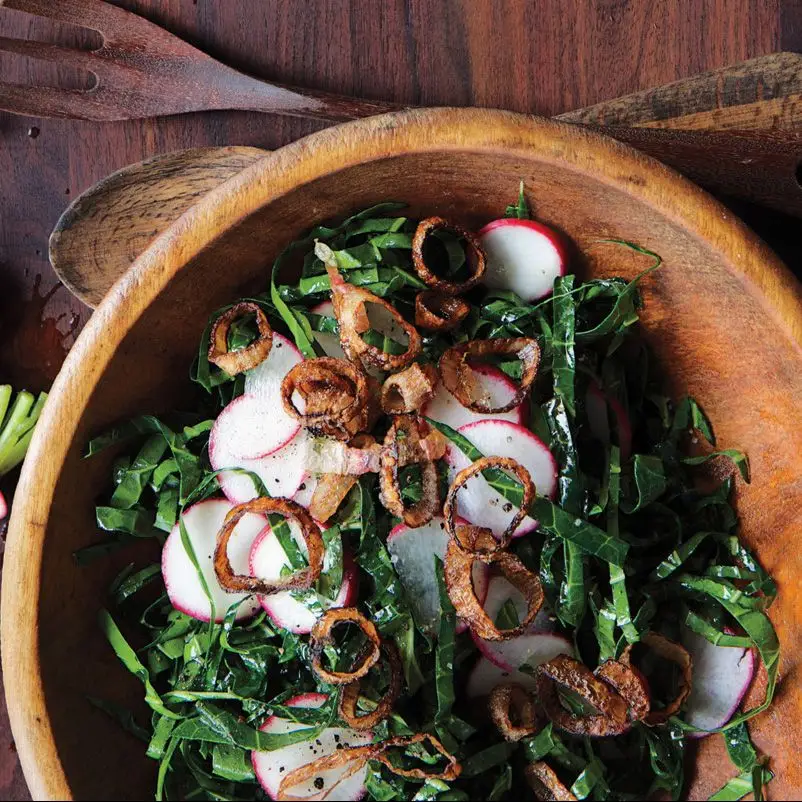 Couve verde e rabanete com chalotas crocantes