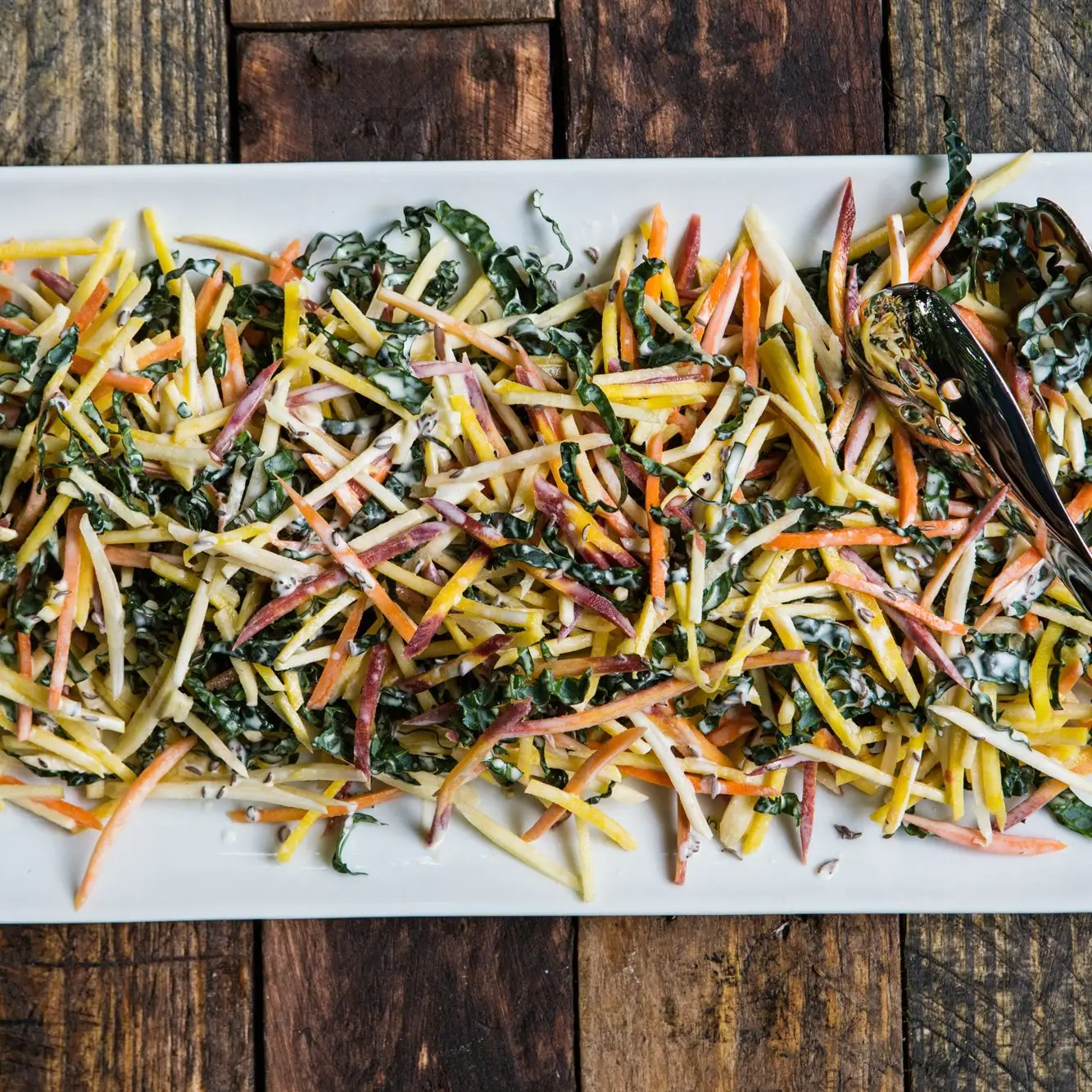 Carote, barbabietole gialle e insalata di mele con salsa razziale