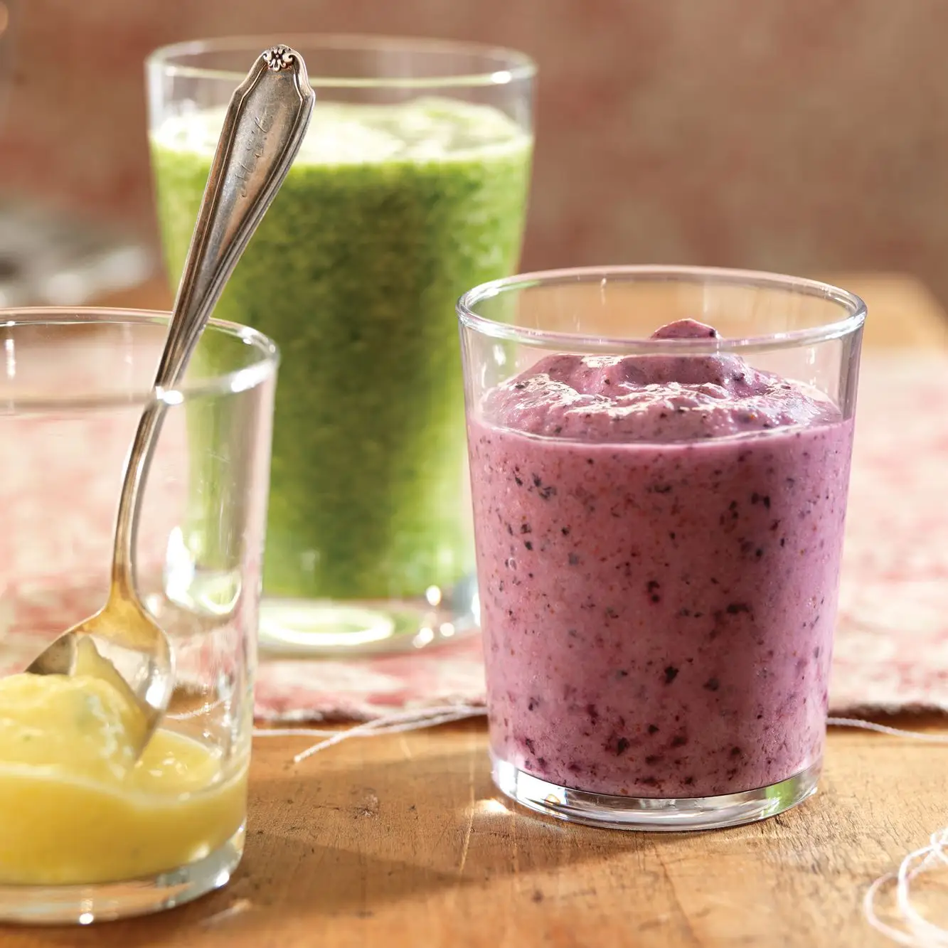 Smoothie de manga, hortelã e abacaxi