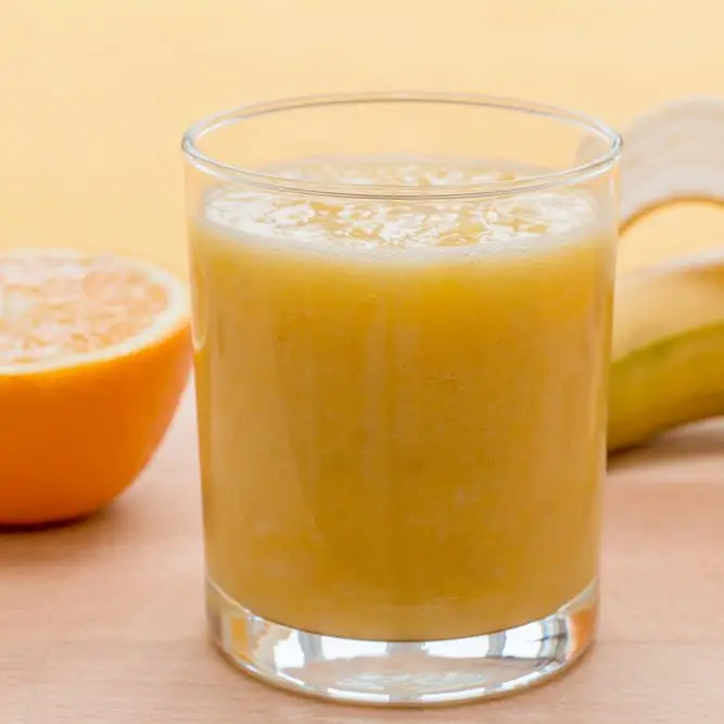 Smoothie de iogurte de laranja e banana