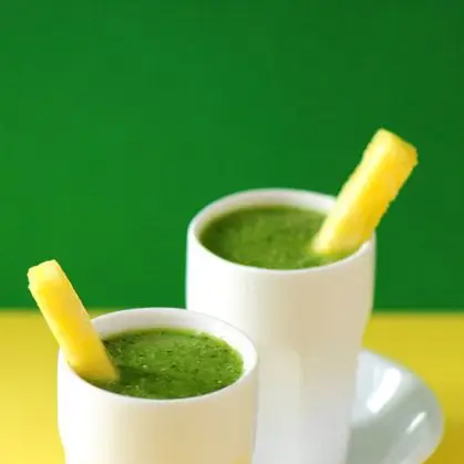 Abacaxi, rúcula, macadâmia noz