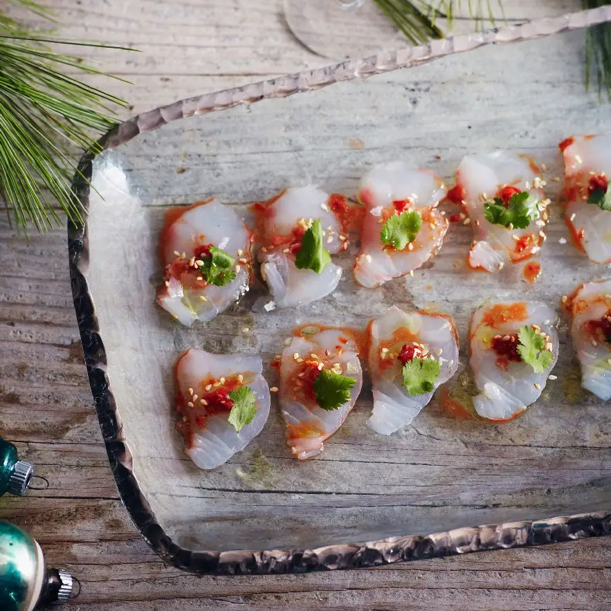 Snapper Crudo com chiles e gergelim