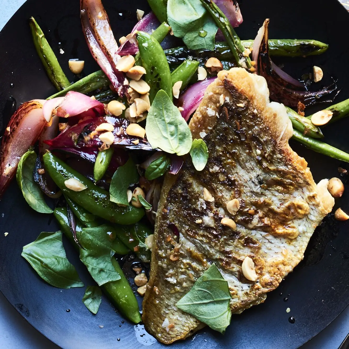 Snapper com salada de feijão com bolhas e vinagre do chile