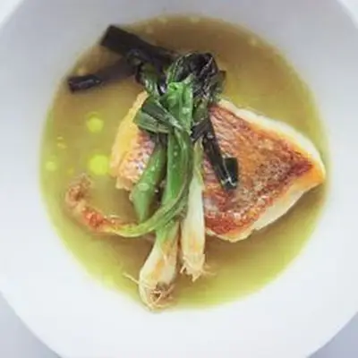 Snapper vermelho de 3 ingredientes com molho verde e cebolinha