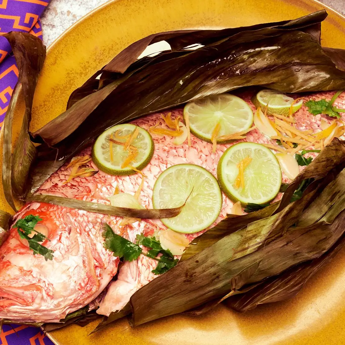 Pargo de folha de banana com grão de bico e arroz de coco