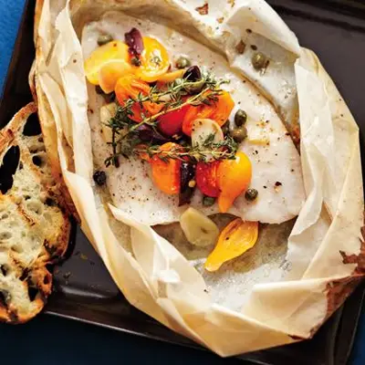 Sole en Papillote com tomates e azeitonas
