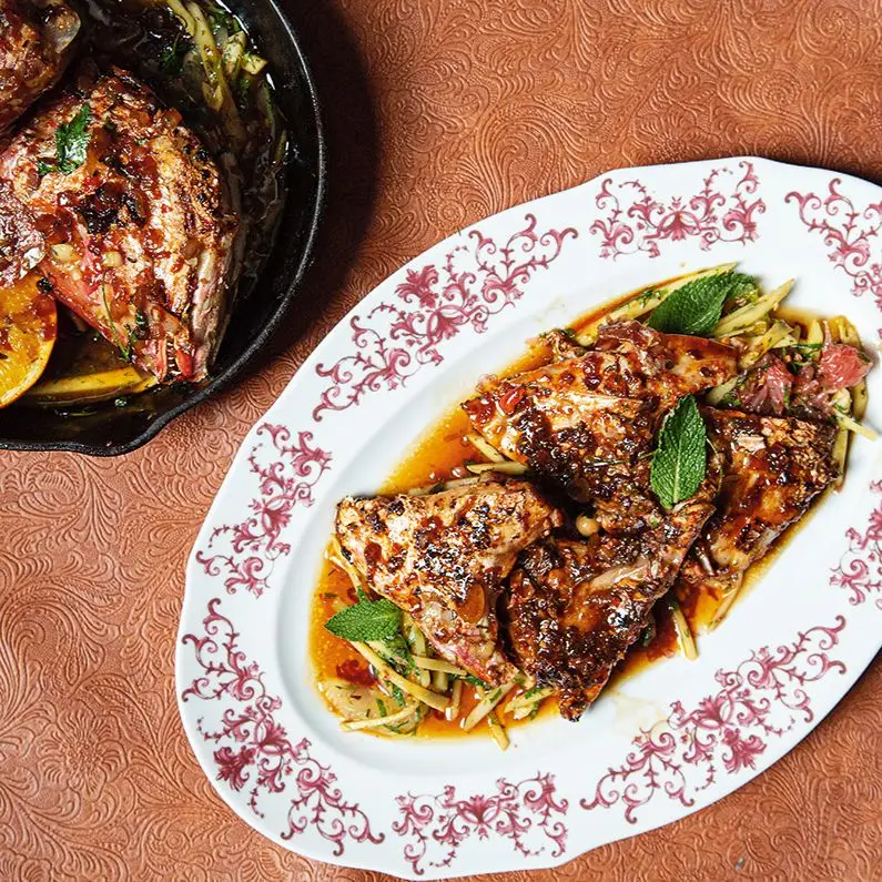 Colares marinados com citros e salada de manga verde