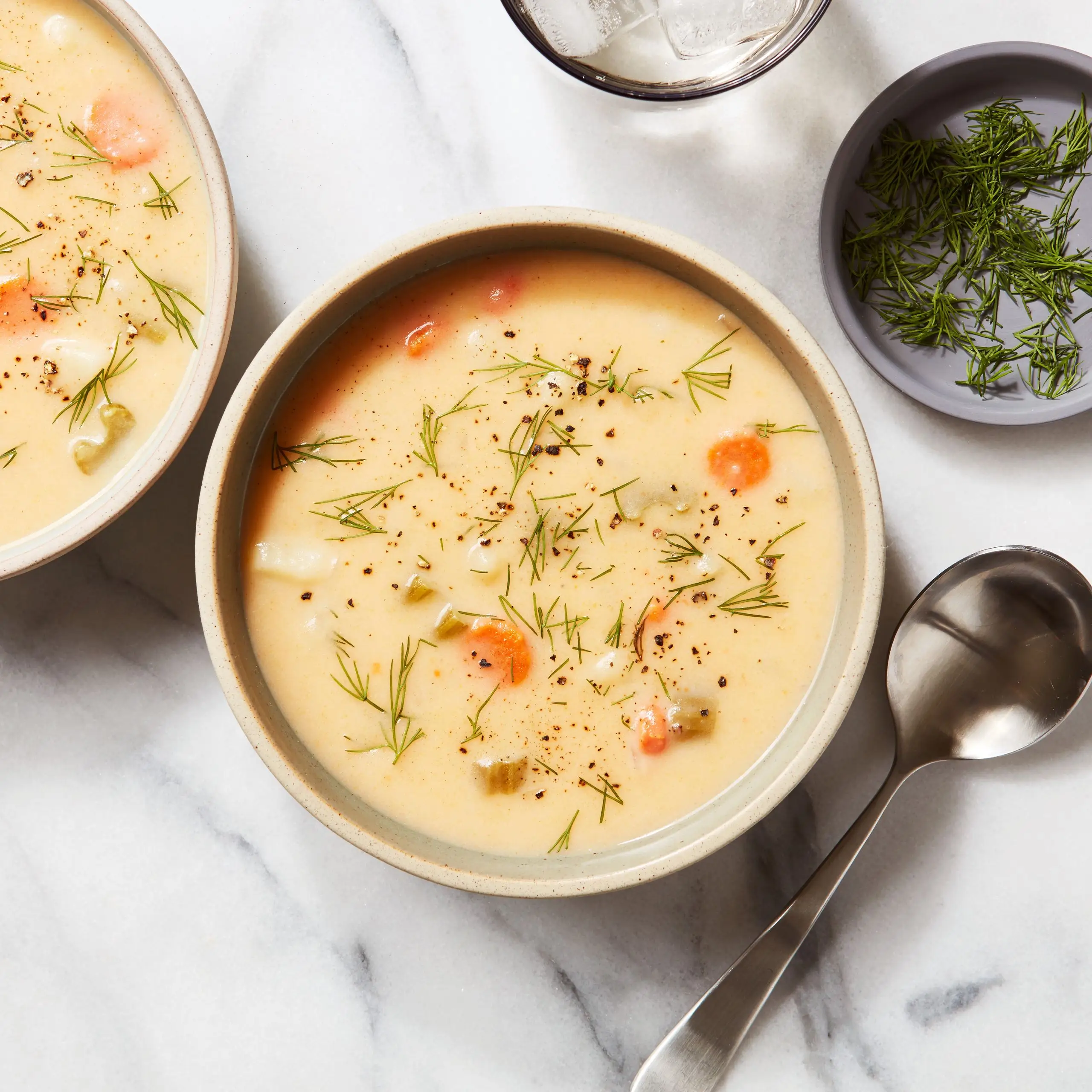Sopa de batata grossa com endro