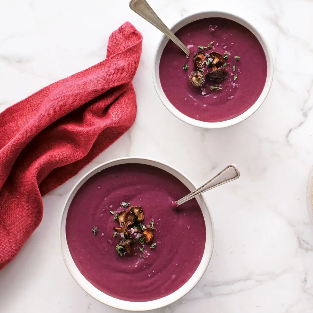 Sopa de batata doce roxa com cogumelos salgados