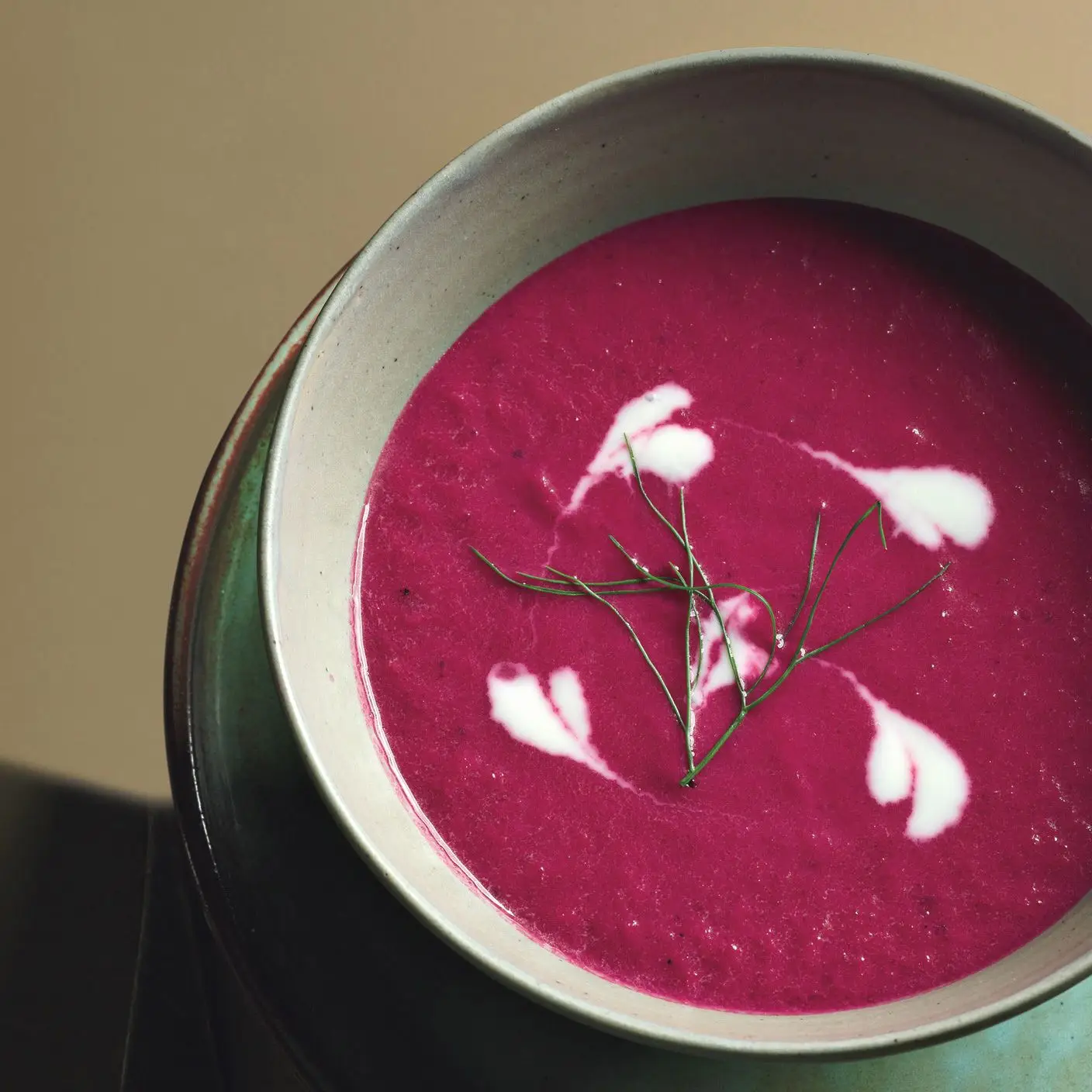 Sopa de beterraba e erva -doce com kefir