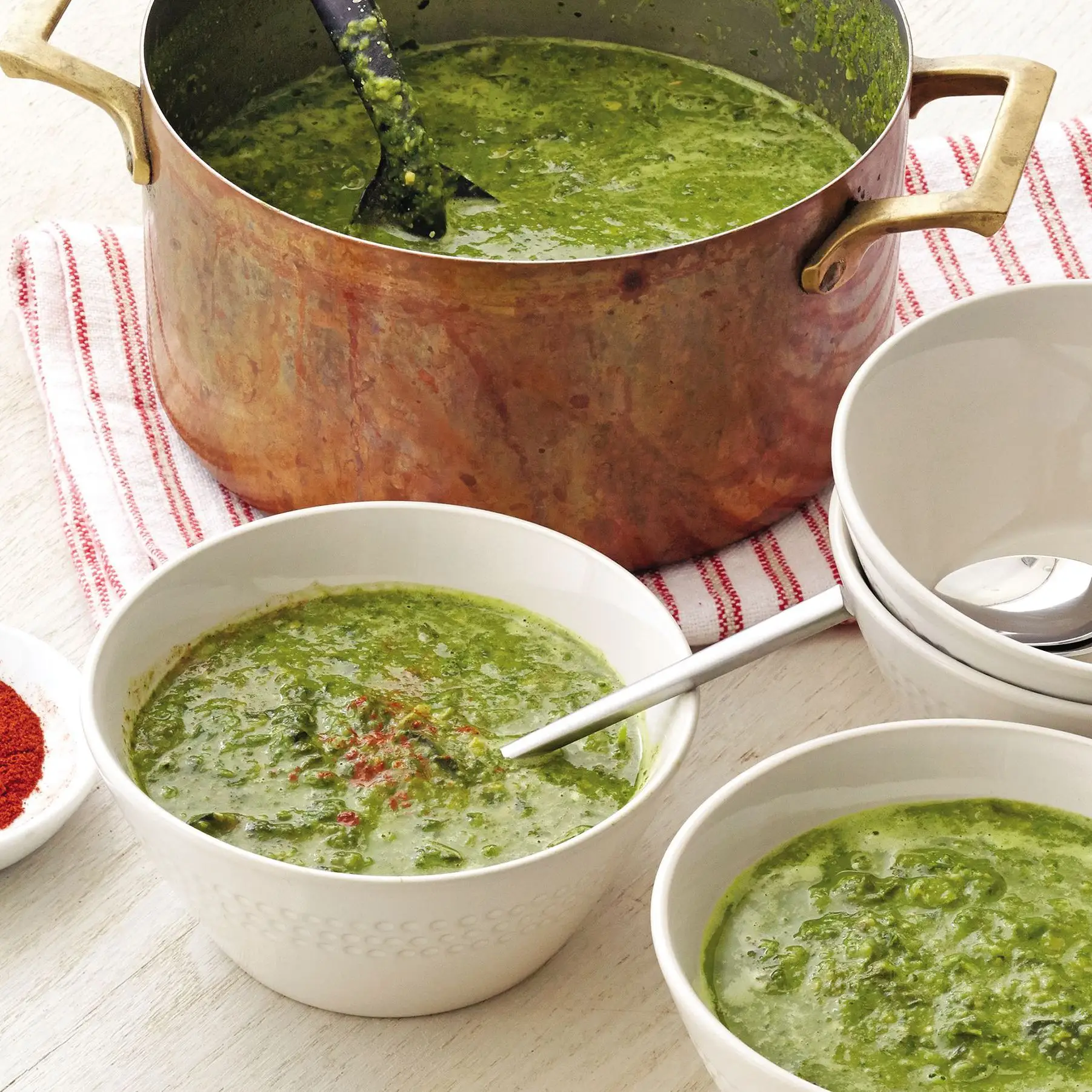 Sopa verde de folhas mistas 'Caldo Verde' com grão de bico