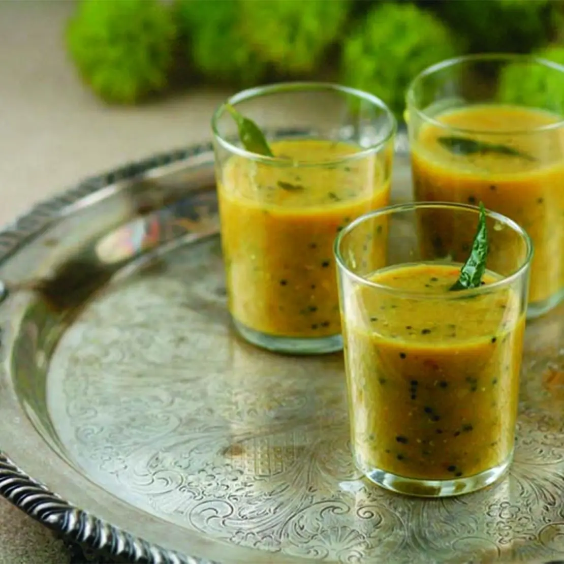 Rasam de folha de gengibre e curry (Adrak Aur Kari-Patta Rasam)