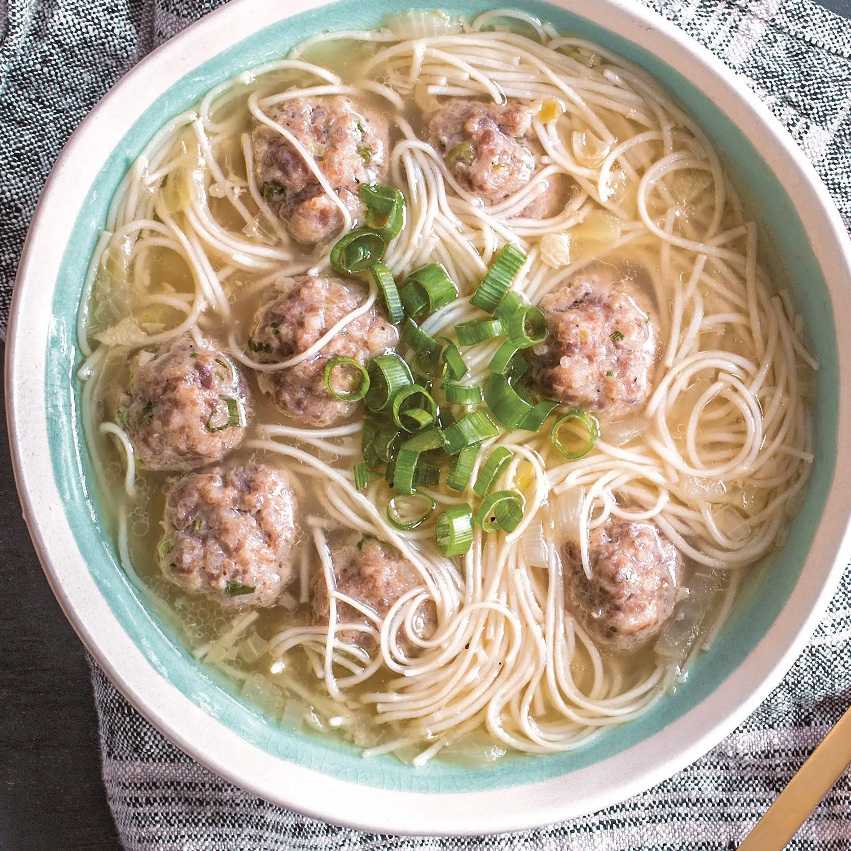 Almôndegas e sopa de macarrão (Almondigas)