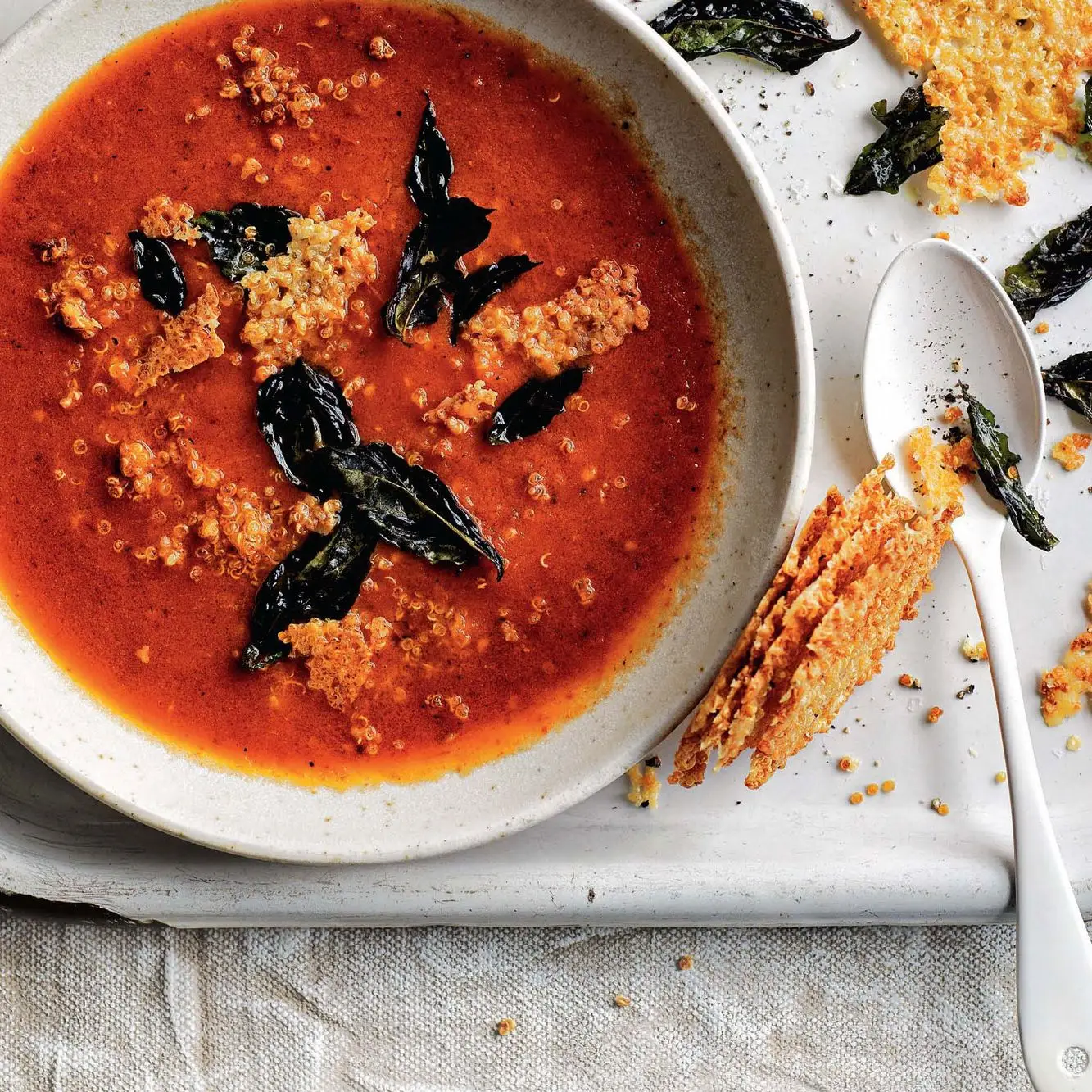 Quinoa assada e sopa de tomate com bolachas parmesão e manjericão crocante