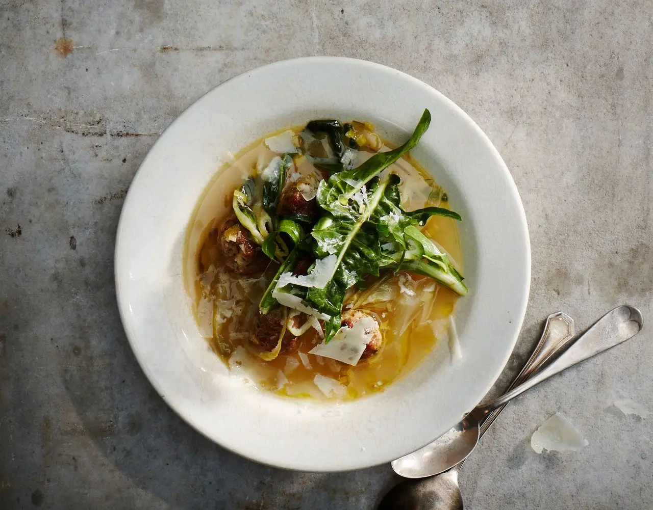 Sopa de casamento italiana com puntarelle