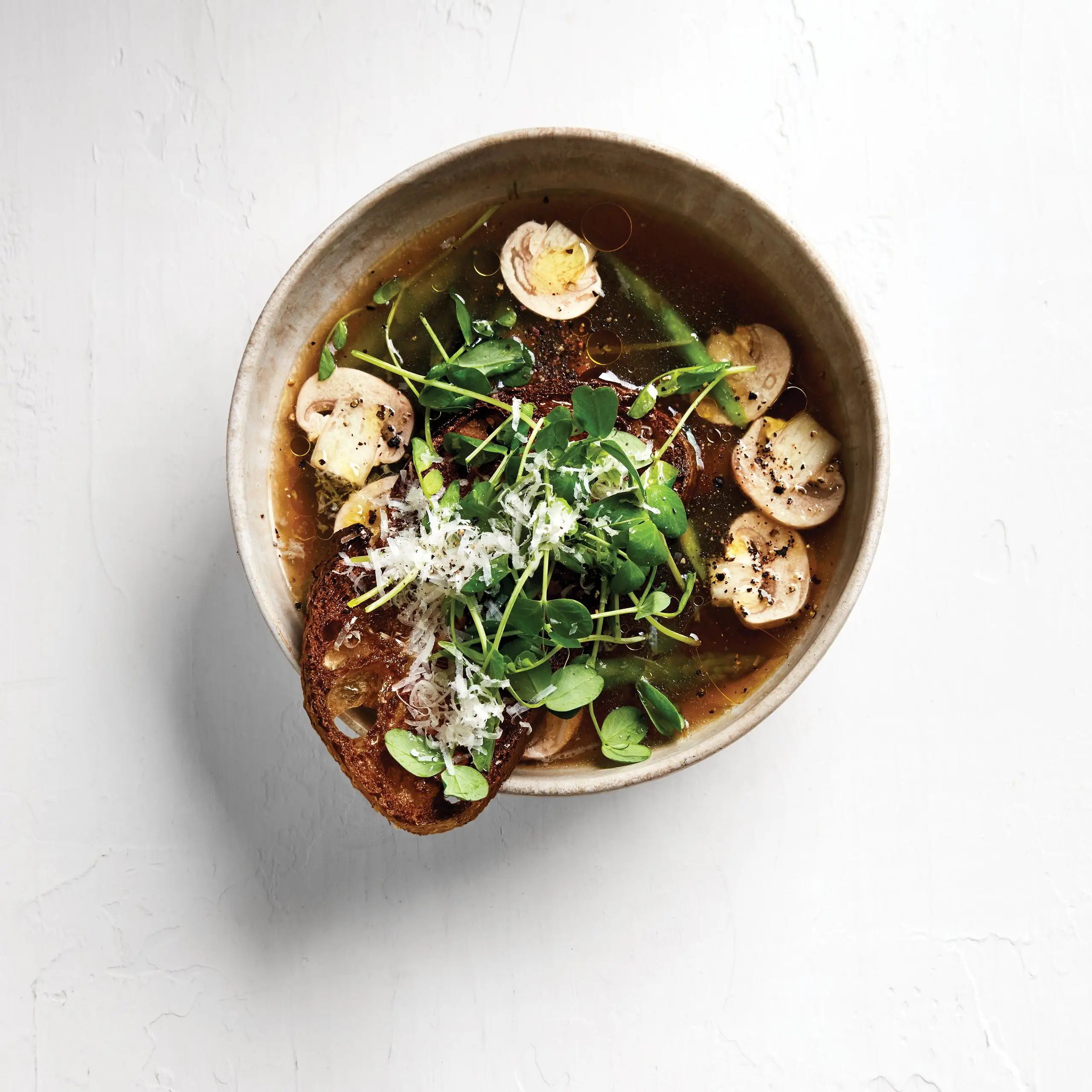 Brodo de frango com legumes de primavera e pão frito