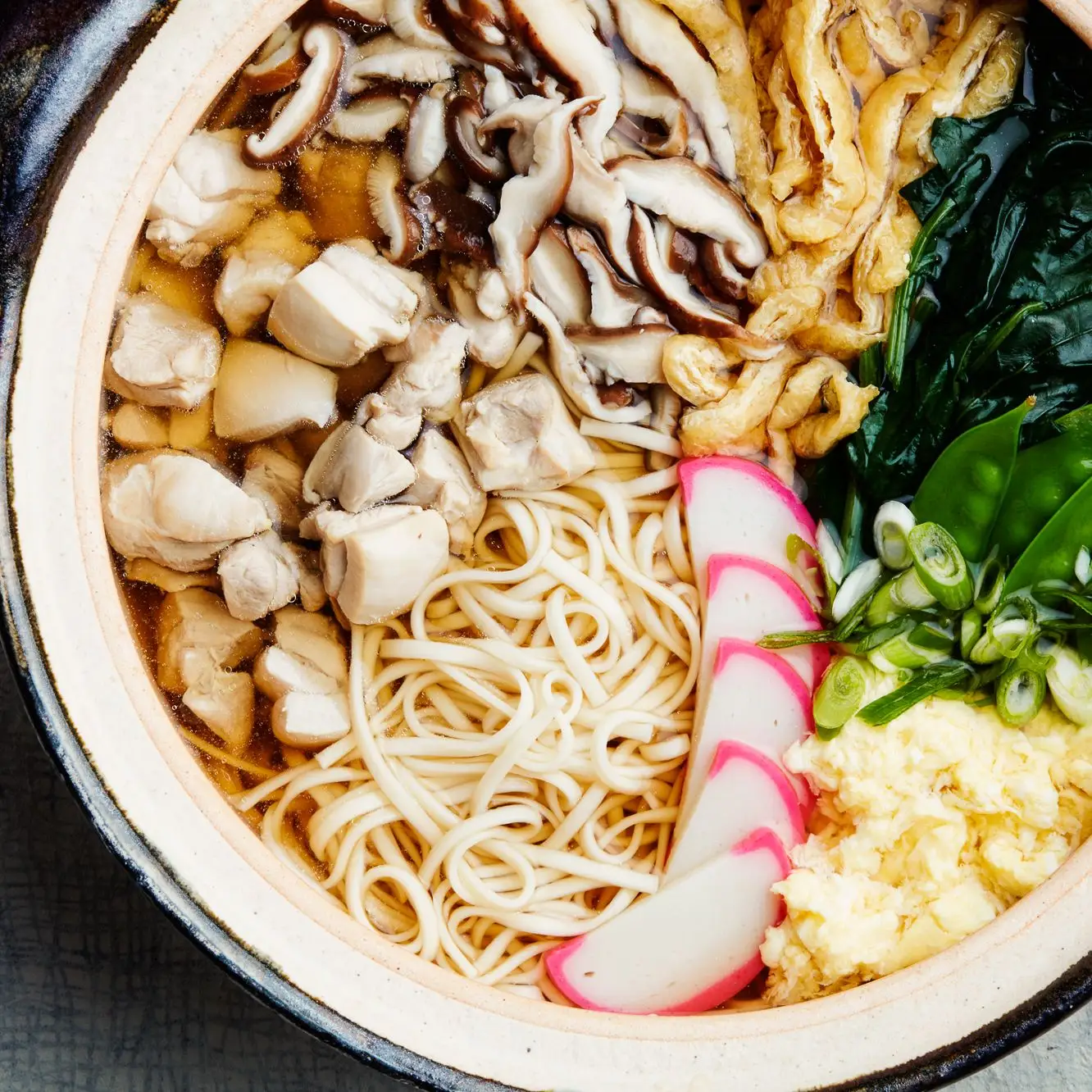 Sopa Nabeyaki Udon com frango, espinafre e cogumelos