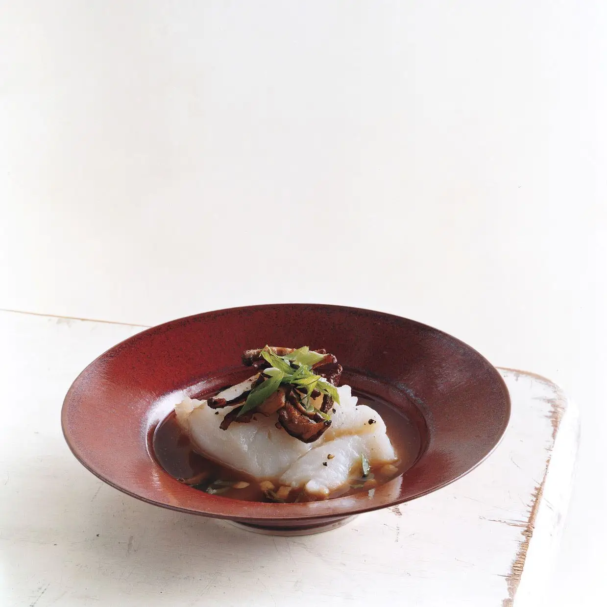 Bacalhau assado com shiitakes no caldo miso