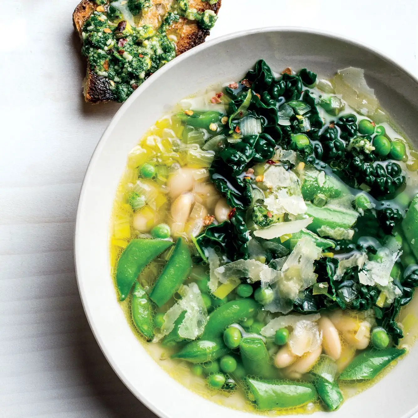 Minestrone verde da primavera com pistamio pesto