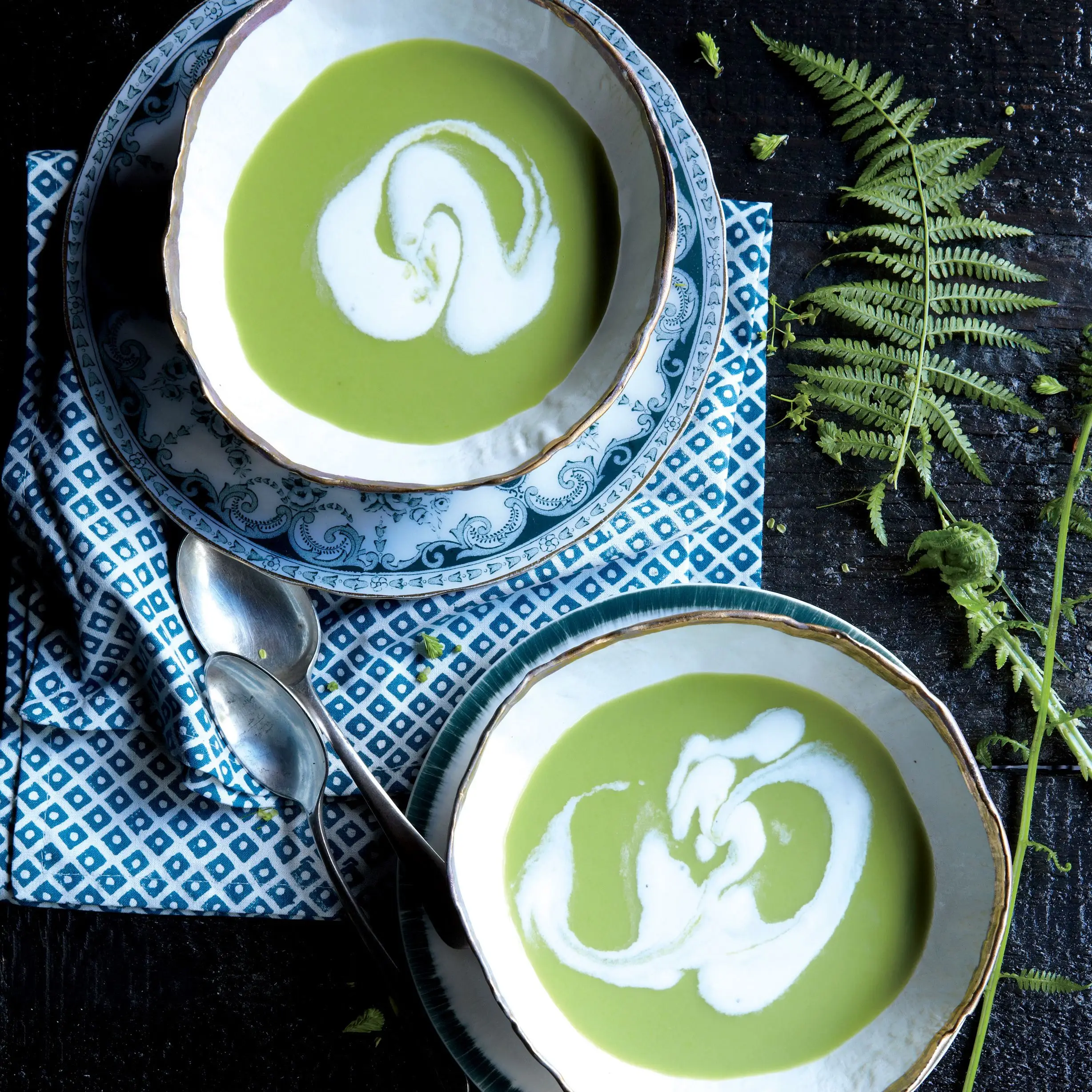 Alho verde e sopa de ervilha com chantilly