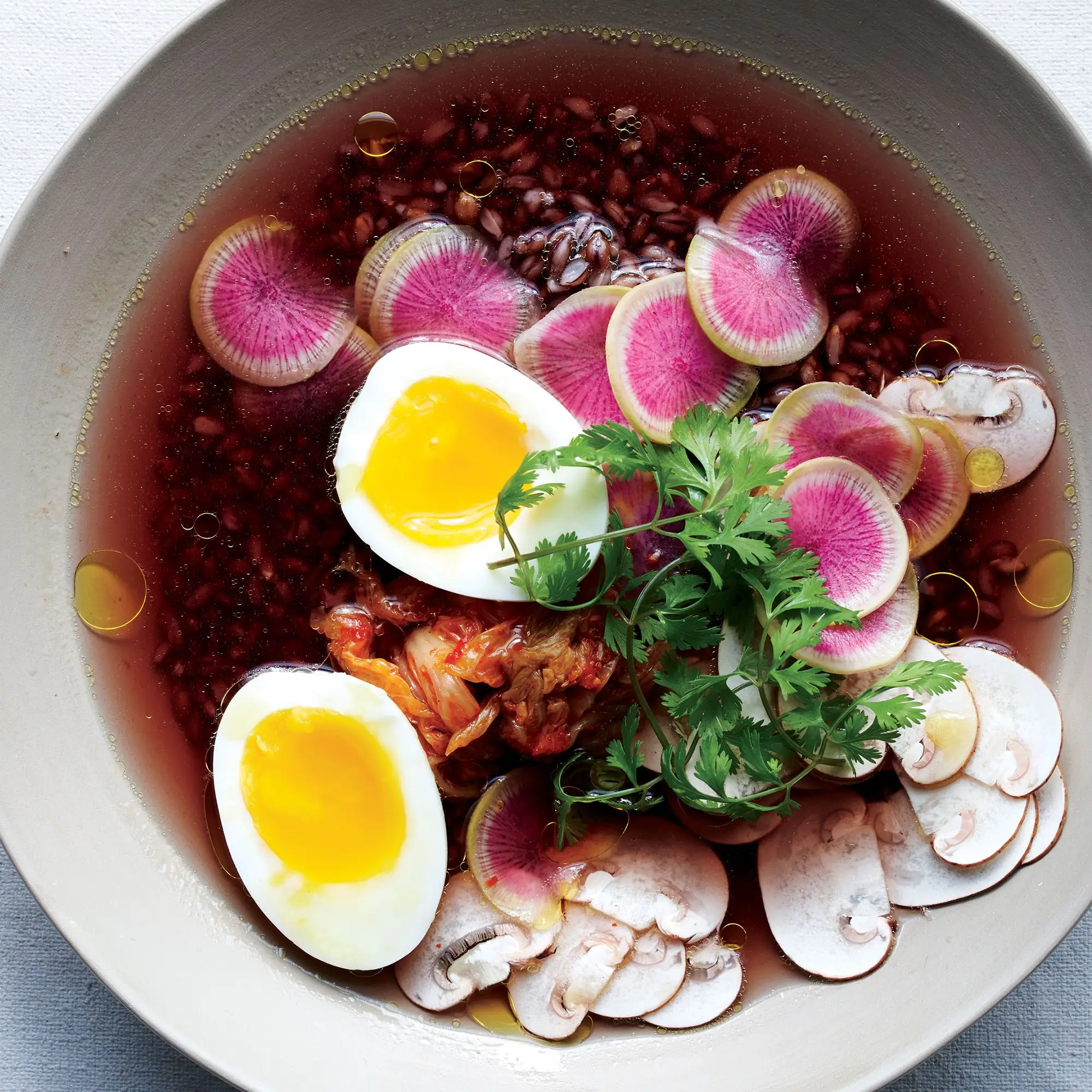 Cevada preta com caldo de cogumelo