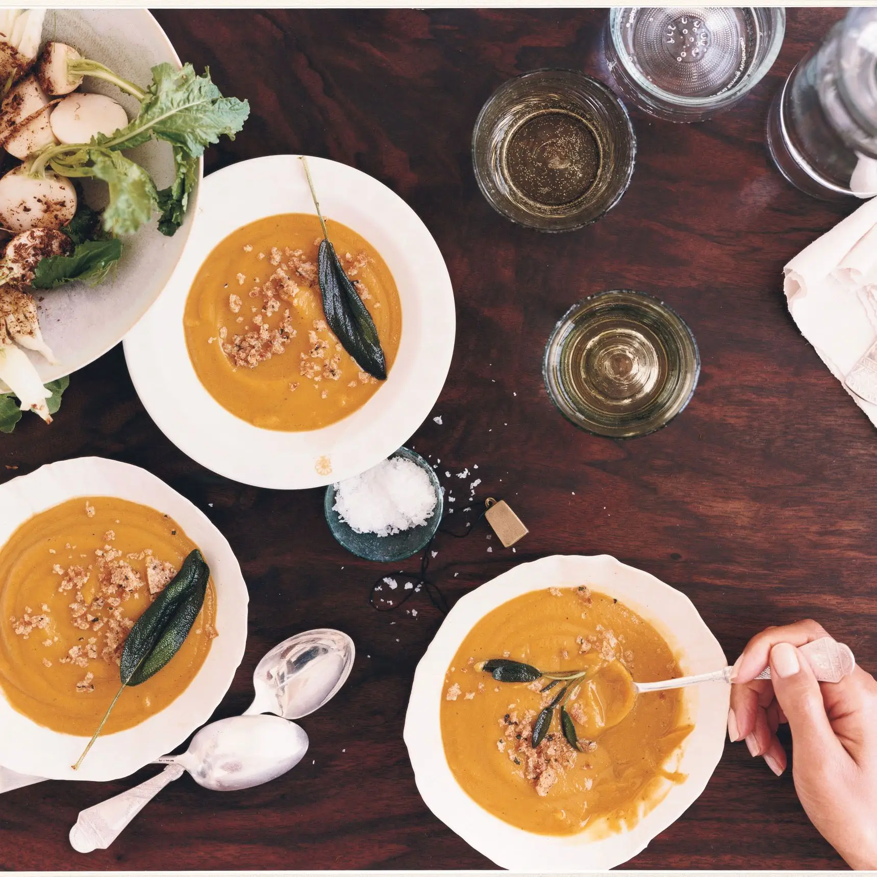 Butternut Squash e sopa de sálvia com migalhas de pão de sálvia
