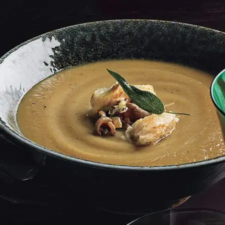 Sopa de cebola com manteiga marrom sálvia, croutons e casca de limão ralada