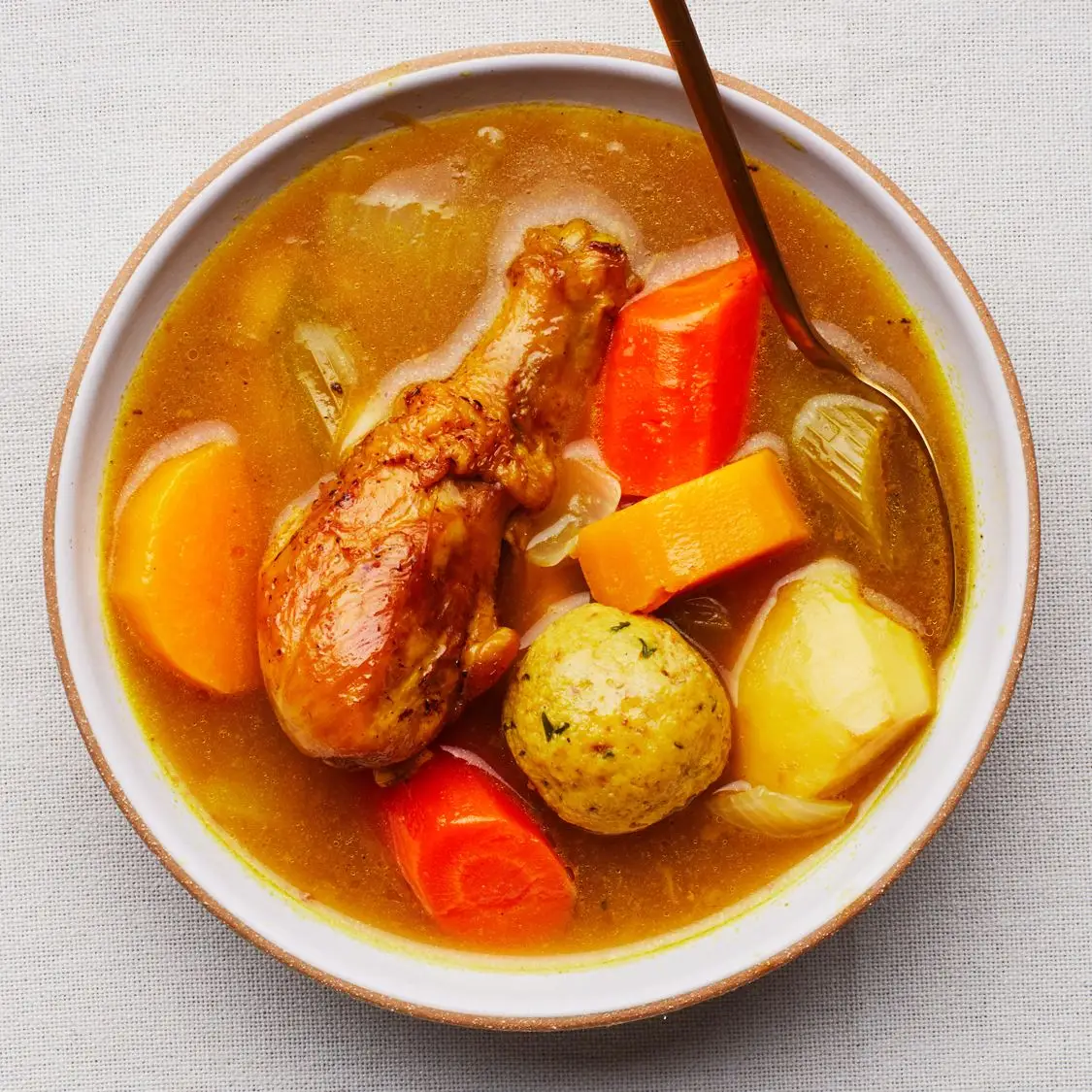Sopa de bola matzo de frango iemenita
