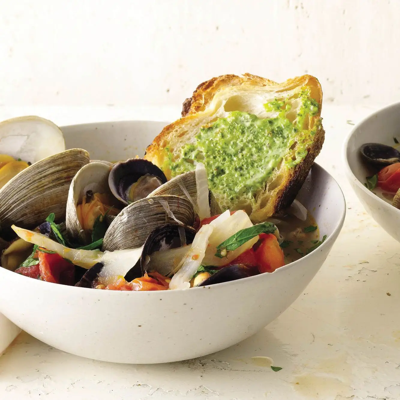 Summer Tomato Bouillabaisse com ferrugem de manjericão