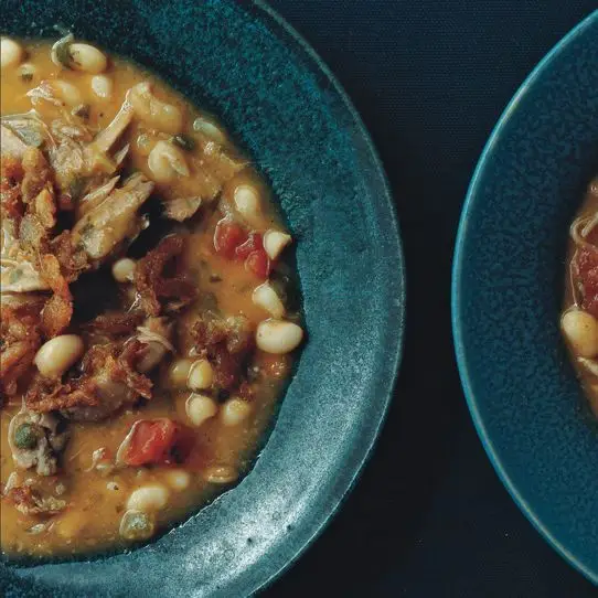 Sopa de feijão branco com confit de pato