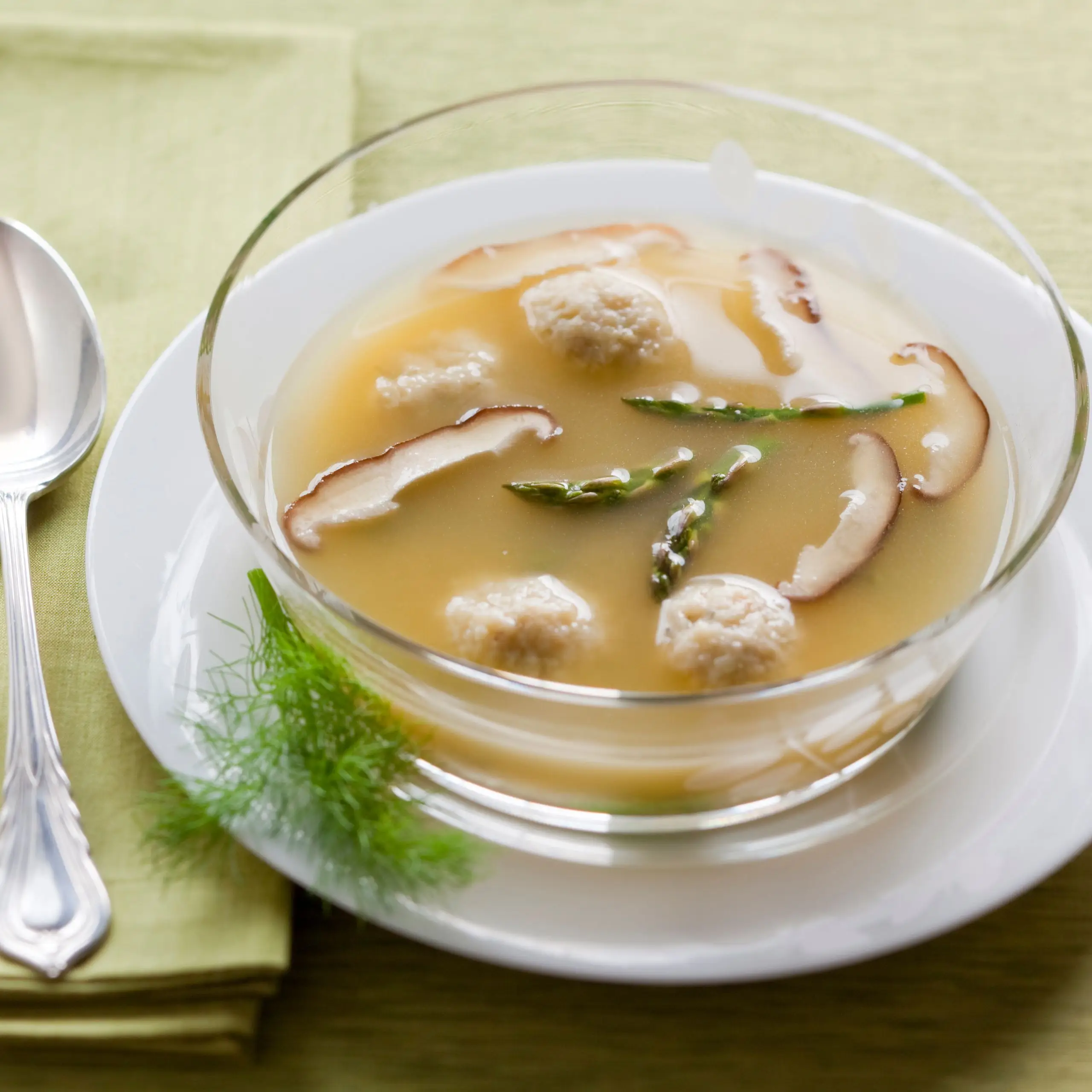 Sopa de galinha com aspargos e shiitakes, servido com bolas de erva -doce assadas