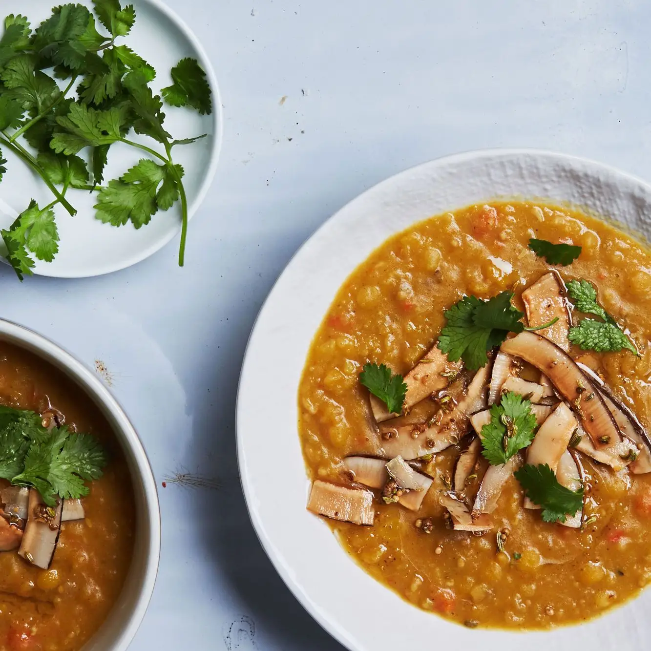 Sopa de ervilha amarela e amarela com coco temperado