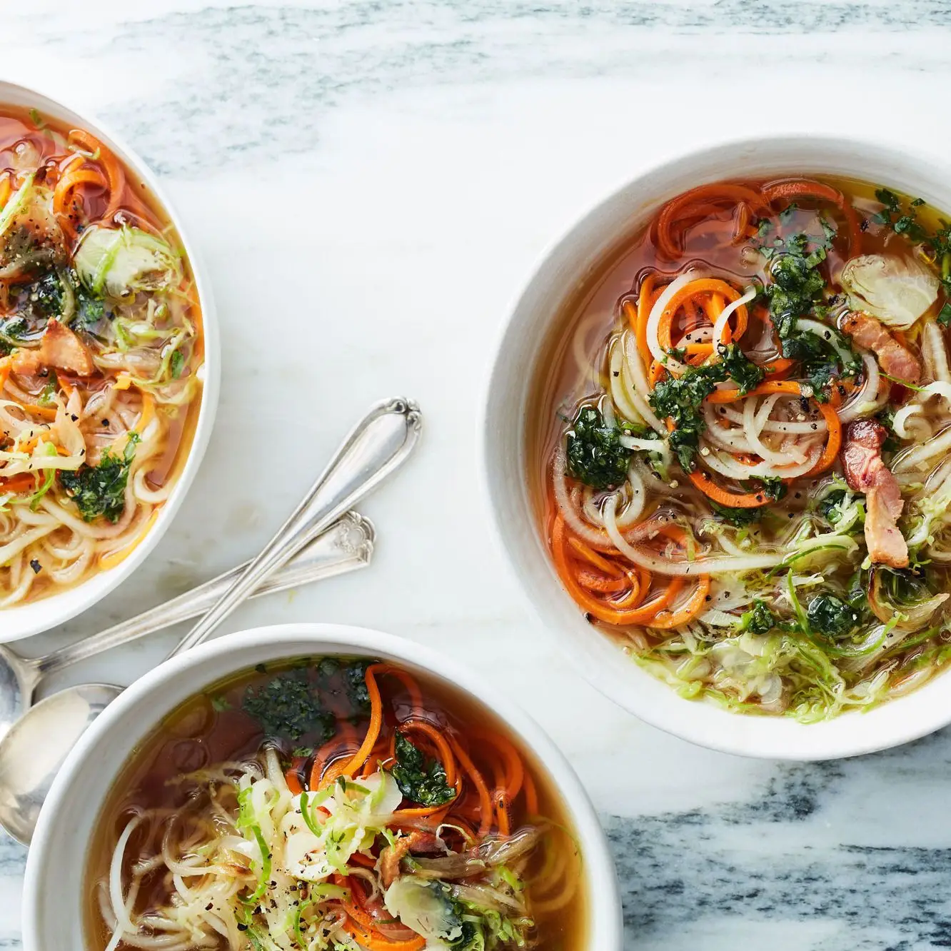 Sopa de Zoodle de vegetais de raiz com bacon e óleo de manjericão