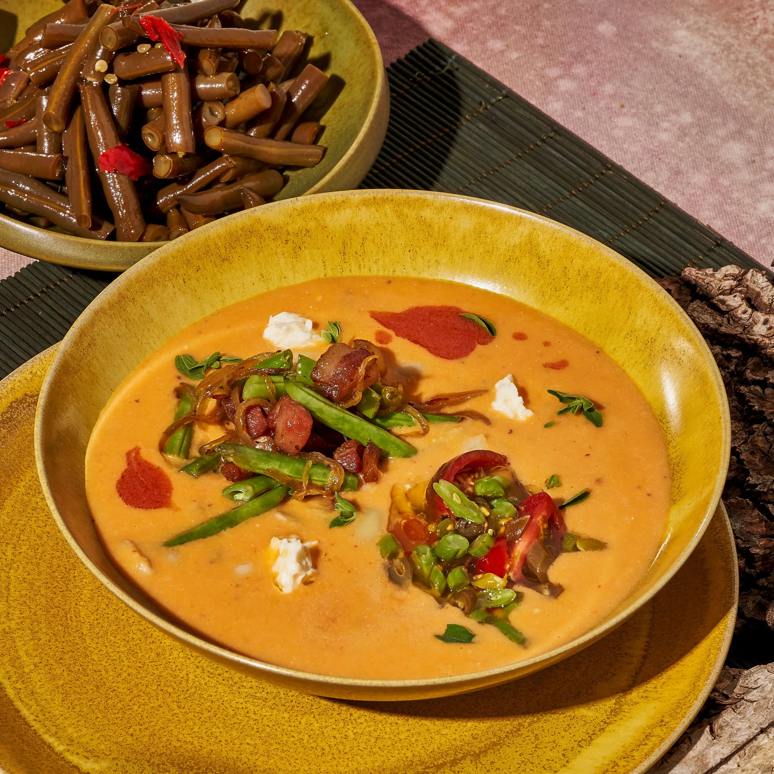 Sopa de feijão de verão com manteiga marrom de tomate