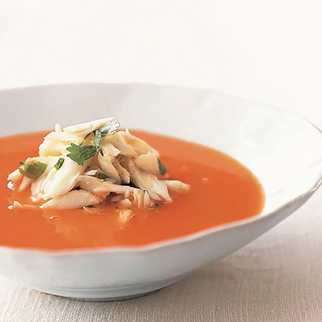 Sopa de melancia com temperamento tailandês com carne de caranguejo