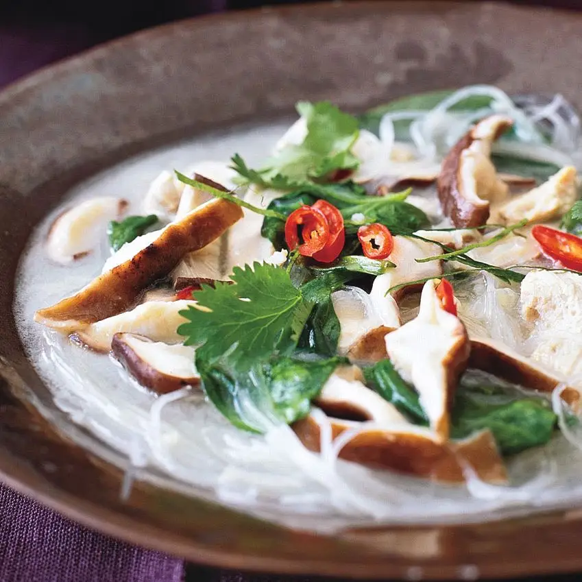 Sopa de coco de frango tailandês