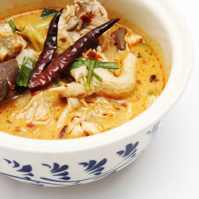 Sopa de curry de frango com coco e limão