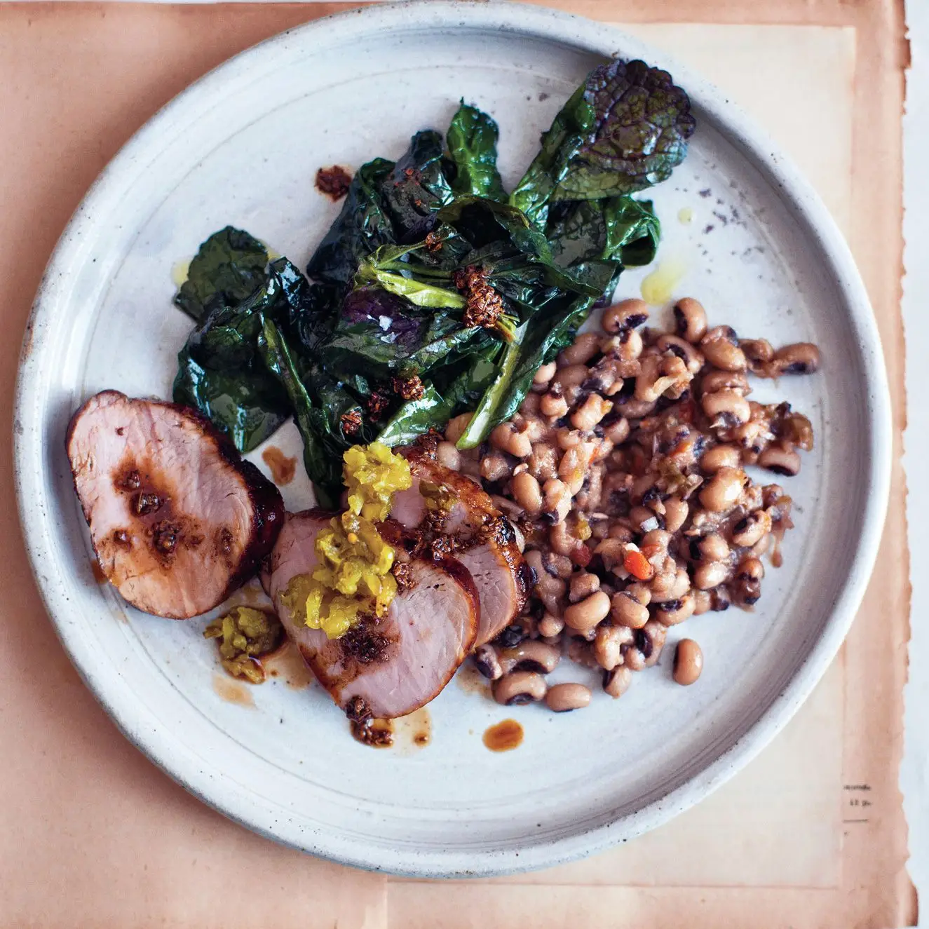 Promoção de carne de porco com vidro de Redeye com ervilhas de olhos pretos