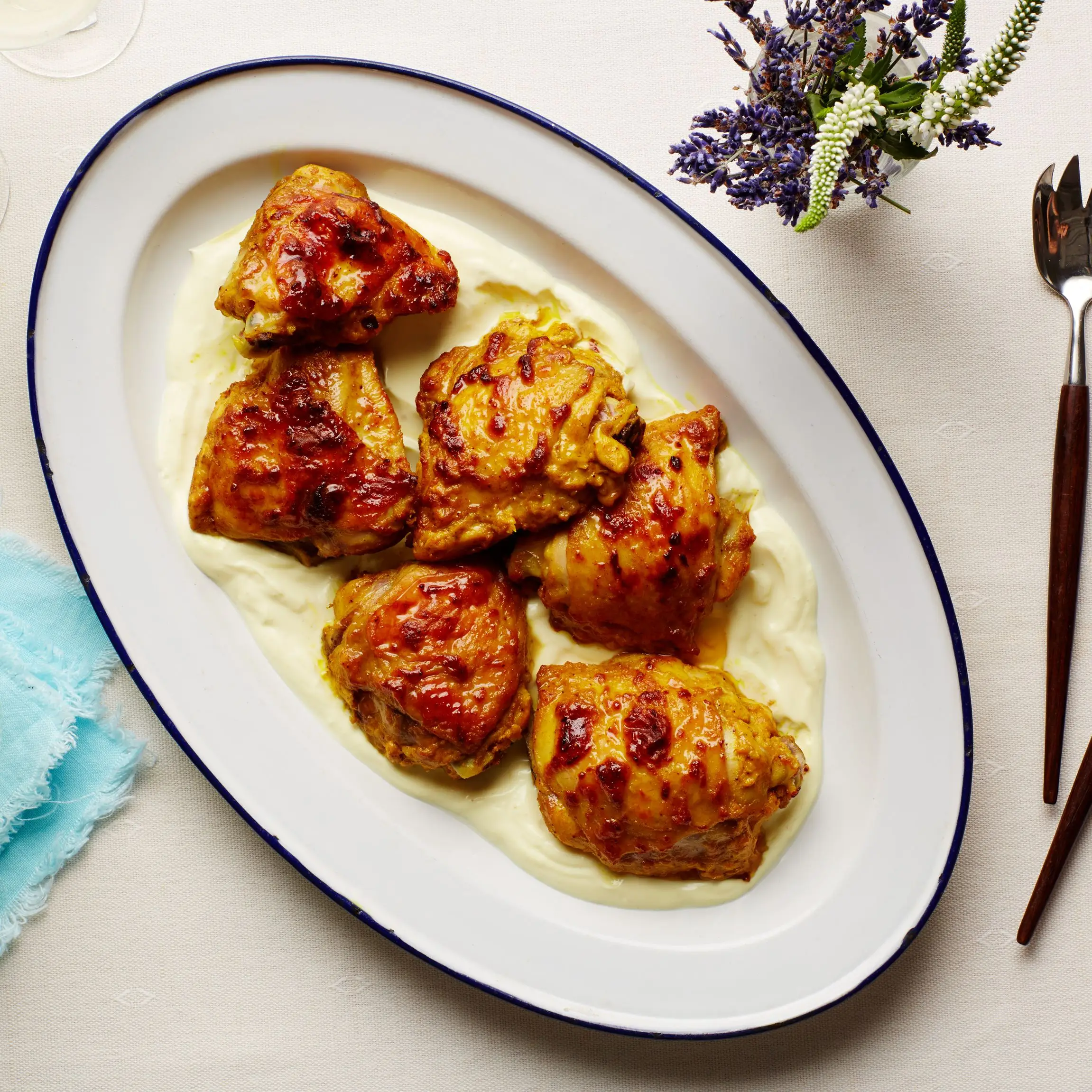 Coxas de frango com curry de alho com molho de iogurte