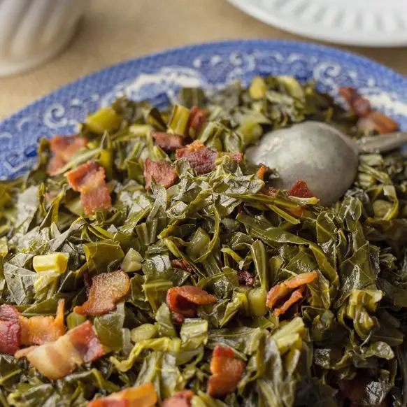 Verdes com cebola vermelha e bacon