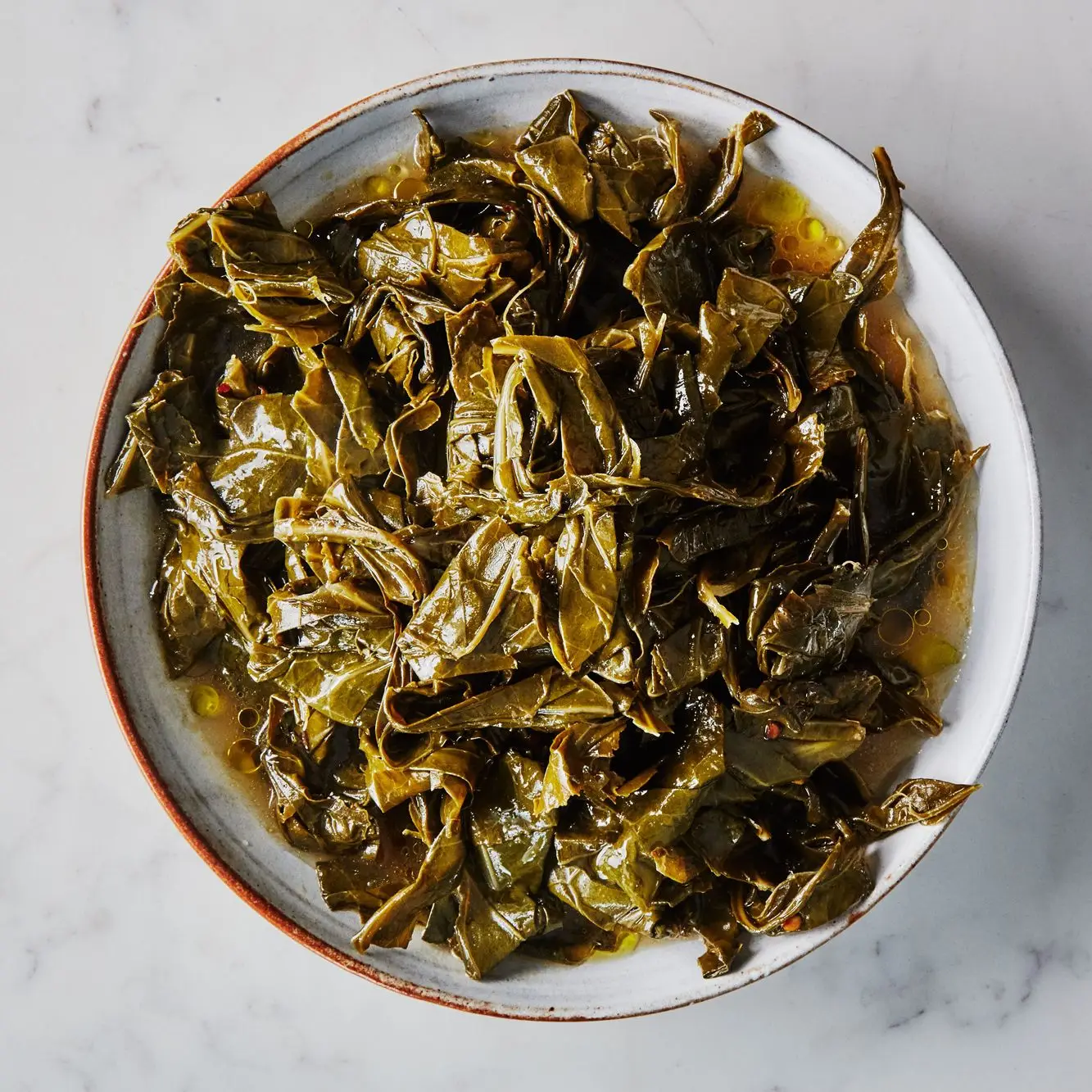 Verdes de couve cozida lenta em azeite de oliva