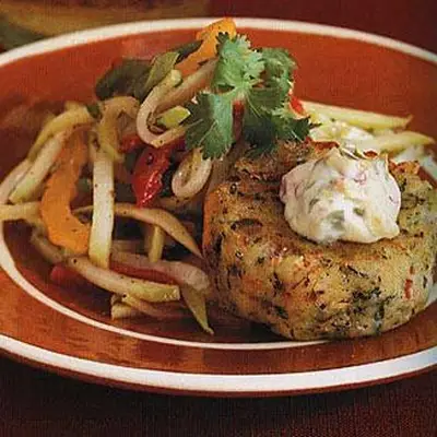 Bolos de camarão e batata -doce com salada de chayote e molho de chipotle