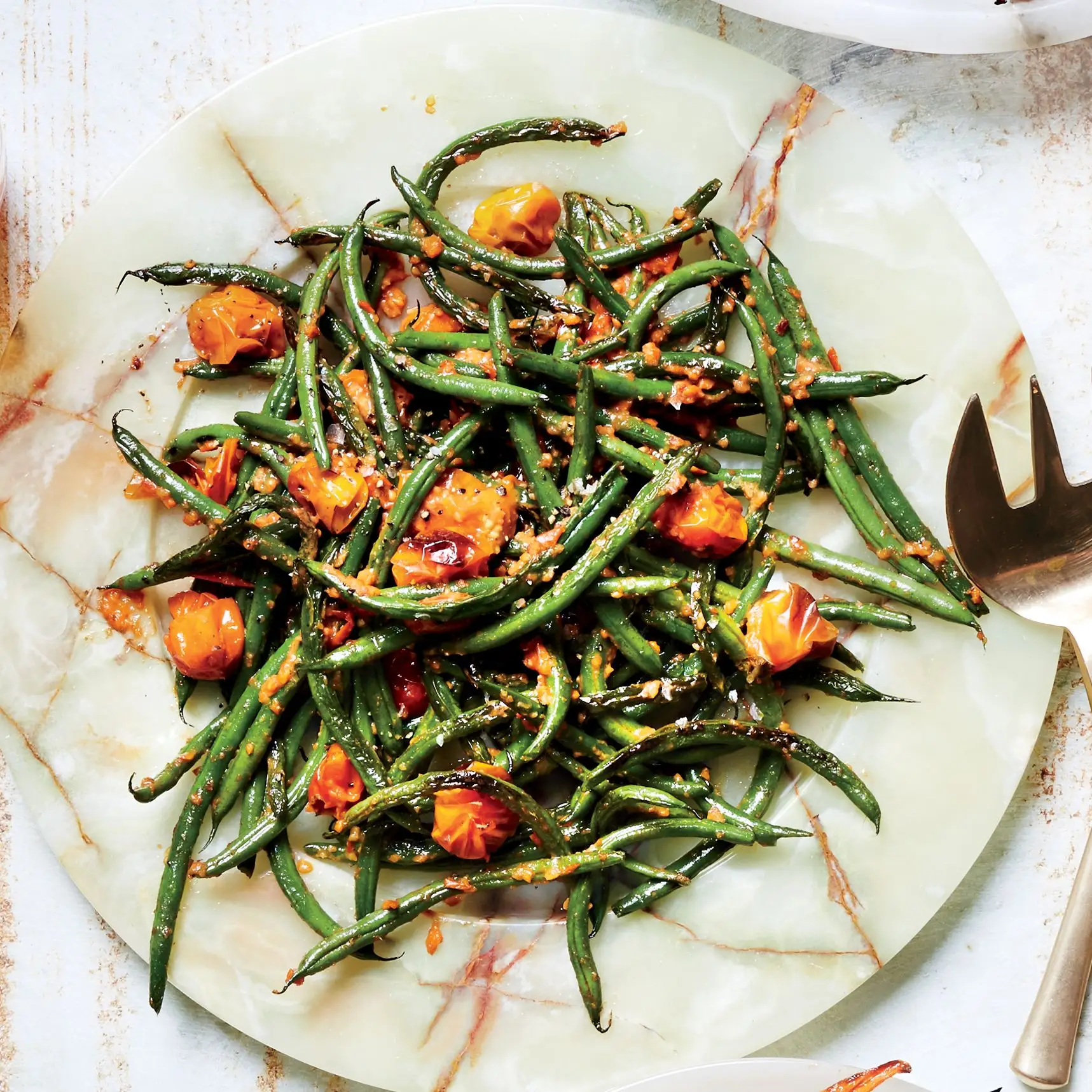 Feijão verde com bolhas com pesto de tomate-almond
