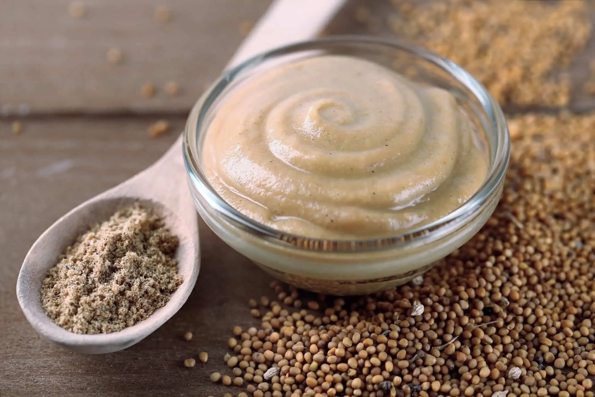 Mostarda em pó vs. Mostarda preparada: confronto de especiarografia