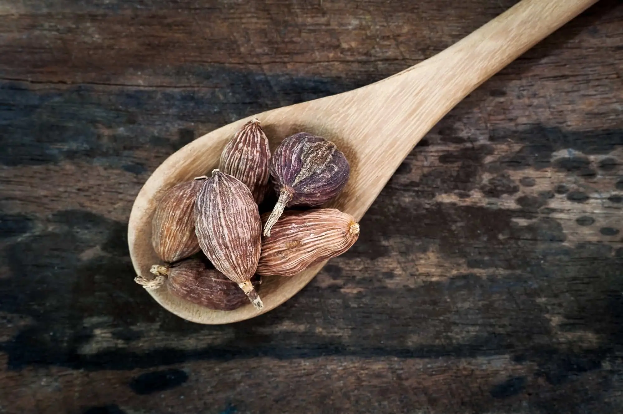 O que é um bom substituto de cardamomo preto?