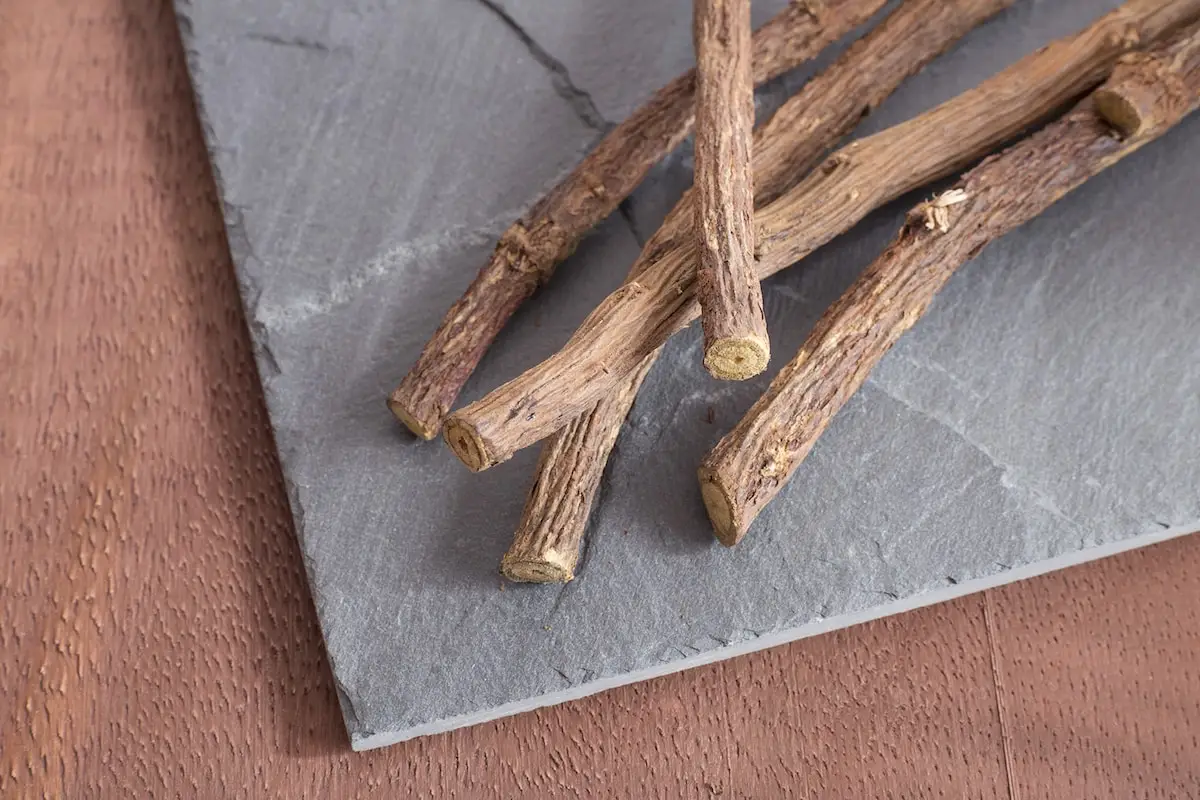 Raiz de alcaçuz: a fonte de muito amor ... e ódio