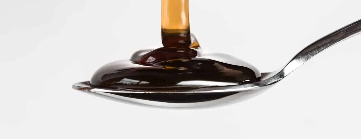 O que é um bom substituto de xarope de milho escuro?