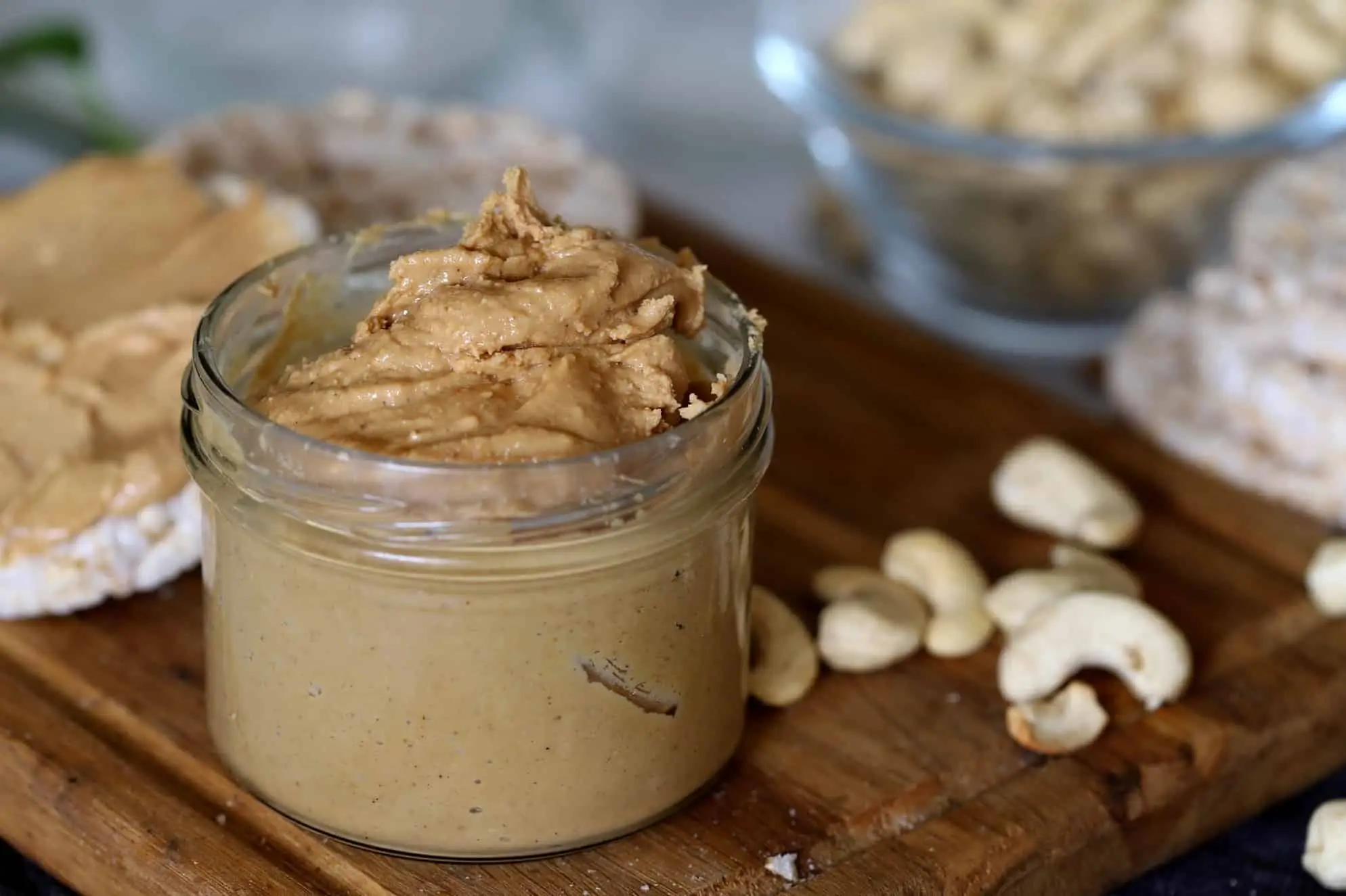 Beurre Anacardo contre le beurre d'arachide: confrontation spéciale d'orographes
