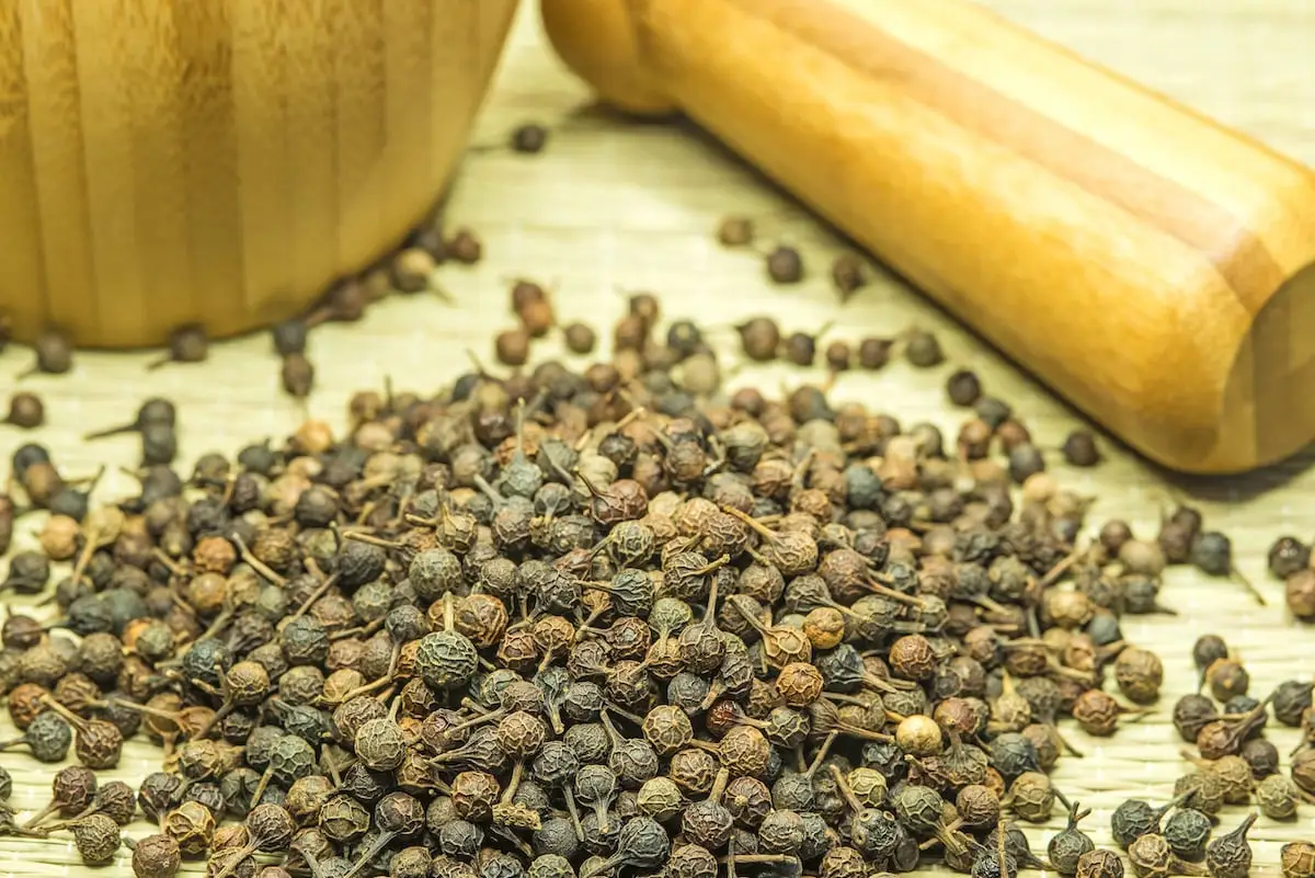 O que é um bom substituto de pimenta Cubeb?